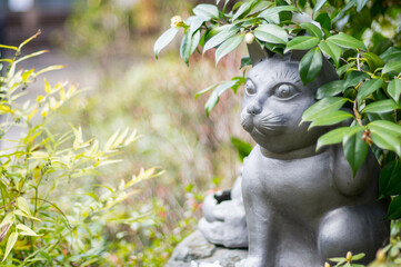 京都 妙心寺の茂みの中に潜む猫の銅像