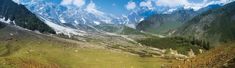 Obraz premium Panorama of a beautiful landscape with forest and mountains in a background