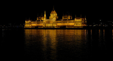 Fototapeta na wymiar Famous Hungarian Parliament Building reflecting on the water surface at night