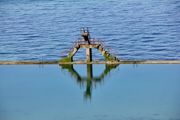 Alter Sprungturm im Freibad am Meer