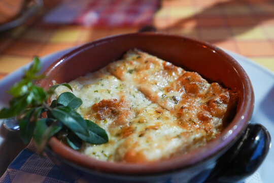 Hausgemachte traditionelle Brotsuppe auf Sardinien