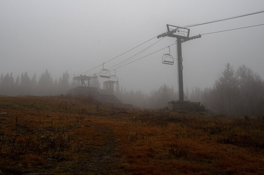 Remonte-pente vide et abandonn&eacute; au sommet d'une montagne dans le brouillard