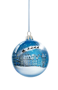Weihnachtskugel aus Glas mit einer verschneiten Stadt  isoliert auf weissem Hintergrund