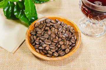 木の器に入ったコーヒー豆　パナマ