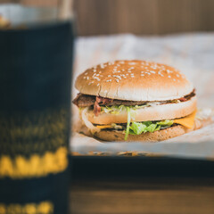 Hamburger style big mac àcoté d'une grande frite dans un fast food
