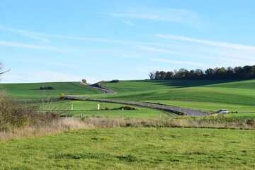 gewundene Eifelstrasse im Herbst