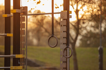 Anillas de un gimnasio al aire libre