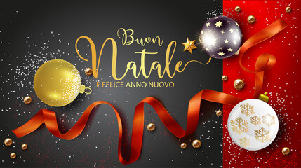 tarjeta o pancarta para una Feliz Navidad y un Feliz Año Nuevo en oro sobre un fondo gris y rojo con bolas de Navidad de colores, oro, plata blanca, una cinta roja y brillo dorado y plateado