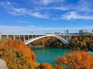 Obraz premium Scenic view of the Rainbow International Bridge in Niagara Falls, Canada