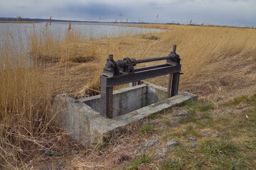 dam-old water damper used to accumulate and stop water flowing from fields and meadows. melioration device	
