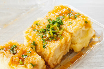 パックに入った惣菜の揚げ出し豆腐