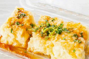 パックに入った惣菜の揚げ出し豆腐