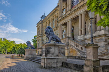 Fototapeta premium Das Goather Museum und seine Löwen