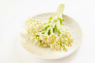 白い皿の上のステックカリフラワー