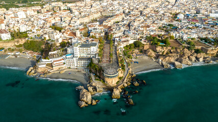 Vista del municipio de Nerja en la zona costera del balcón de Europa, España