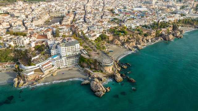 Vista del municipio de Nerja en la zona costera del balc&oacute;n de Europa, Espa&ntilde;a
