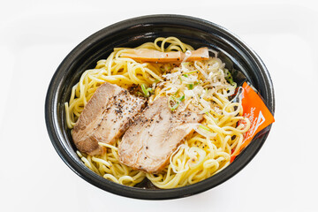 温める前の富山ブラックラーメン