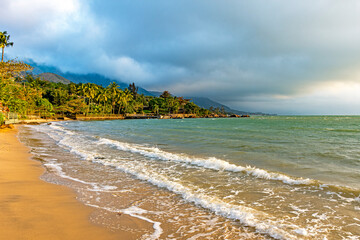 Obraz premium Sunset on one of the paradisiacal beaches on the island of Ilhabela in Sao Sebastiao on the north coast of the state of São Paulo
