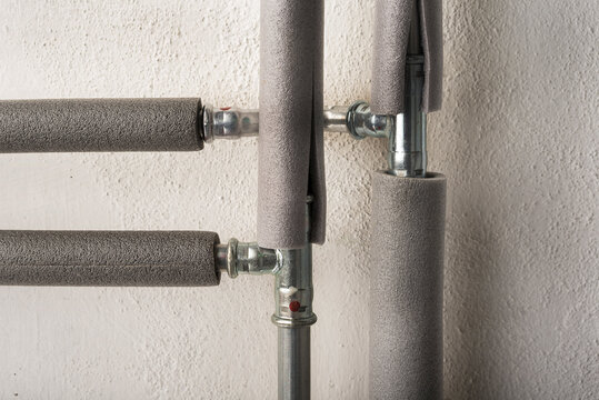 Insulation on a heating pipeline