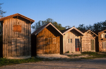 Fototapeta premium Port de pêche, maison, de pêcheurs, Port des Tuiles, Biguanos, Bassin d'Arcachon, Landes de Gascogne, 33, Gironde, France