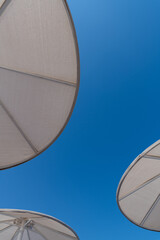 Form des Sommers, Blauer Himmel und Sonnenschirme. Ansicht von unten.