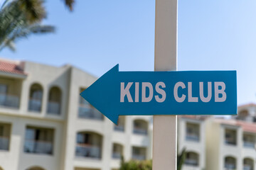 Obraz premium Blaues Schild zum KIds Klub in einer Hotelanlage.