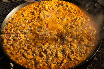 Paella cocinada al fuego de la leña, típica comida española.