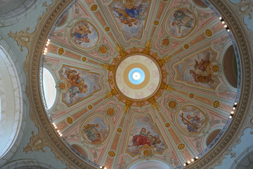 Fototapeta na wymiar Die Kuppel der Frauenkirche in Dresden