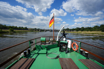 Heck eines Raddampfers auf dem Fluss Elbe