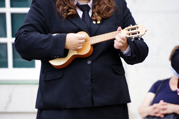 suonatrice chitarra mini