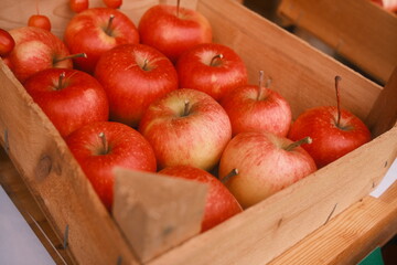 Kiste voll mit roten Äpfeln