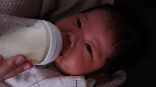 産後1か月0歳の新生児に母親がミルクをあげる様子を顔のアップで撮影した動画