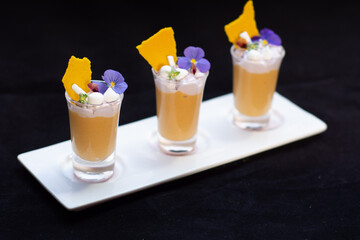 postres de dulce de leche, crema y crocantes