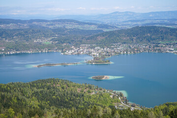 Fototapeta na wymiar Awesome view to beautiful lake woerthersee in austria, carinthia