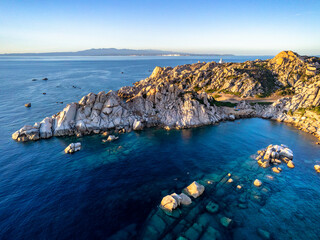 Traumhaft schöne Bucht am Capo Testa auf Sardinien mit klarem türkisblauem Wasser