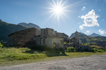 Le hameau abandonné (ruine) de Grand-Croix au col du Mont-Cenis à la frontière franco-italienne, Savoie, France - 545780536