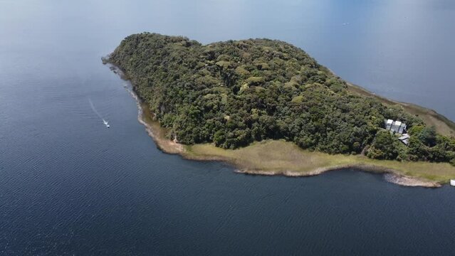 ISLA LA COROTA, LAGUNA DE LA COCHA