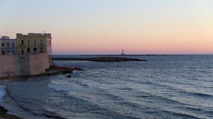 Obraz premium Gallipoli (Salento, Puglia, Italia) al tramonto, faro sull'Isola di Sant'Andrea