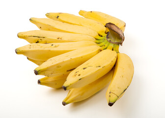 cacho de banana orgânica madura tipo prata com fundo branco