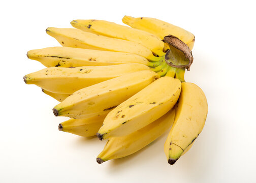 cacho de banana org&acirc;nica madura tipo prata com fundo branco