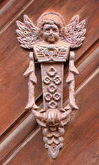 Kunstvoll geschnitzter Türknauf an einer Holztür
