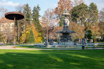 Graz . Steiermark . Stadtpark im Herbst . Stadtparkbrunnen mit Rostigem Nagel von Sege Spitzer