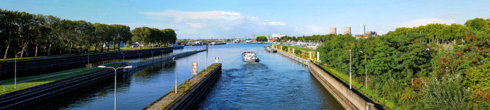 Hafen und Schleuse Maasbracht (Holland) mit aufahrendem Schiff