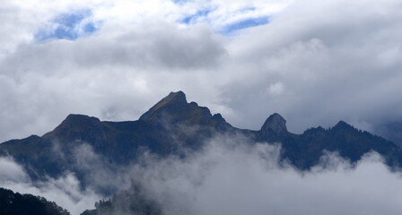 Aus Wolken herausragendes Bergmassiv