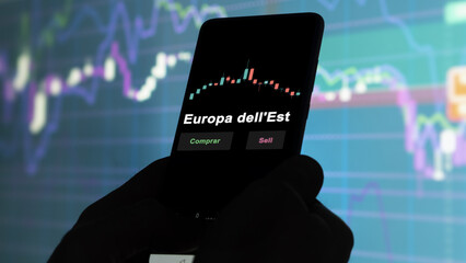 Un inversor está analizando el europa dell'est etf fondo en pantalla. Un teléfono muestra los precios del ETF EUROPA DELL'EST para invertir. Texto en español.