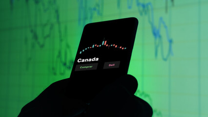 Un inversor está analizando el canada etf fondo en pantalla. Un teléfono muestra los precios del ETF CANADA para invertir. Texto en español.