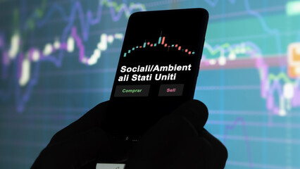 Un inversor está analizando el sociali/ambientali stati uniti etf fondo en pantalla. Un teléfono...
