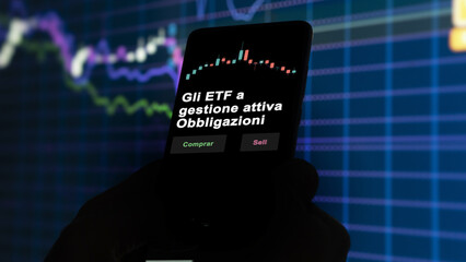 Un inversor está analizando el gli a gestione attiva obbligazioni etf fondo en pantalla. Un...