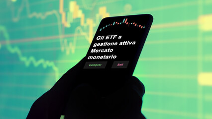 Un inversor está analizando el gli a gestione attiva mercato monetario etf fondo en pantalla. Un...