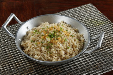 Seasoned rice with spring onions and garlic chips